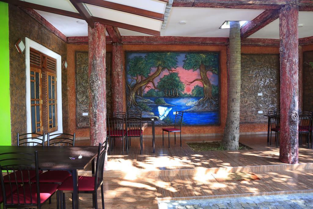 V Cabanas & Yala Safari Place Тіссамахарама Екстер'єр фото
